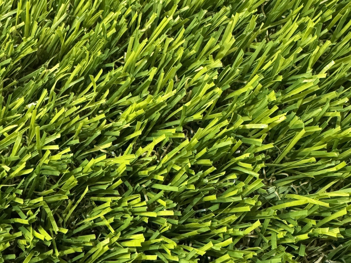 Close-up of our everyday turf, a bright, lush green with full blades, 35mm pile height.